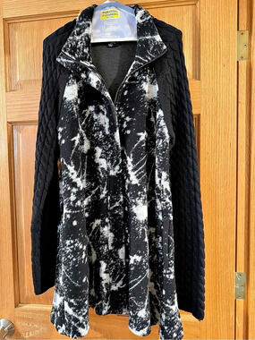 Icelandic Designs Black & White Abstract Sweater Coat. Like New